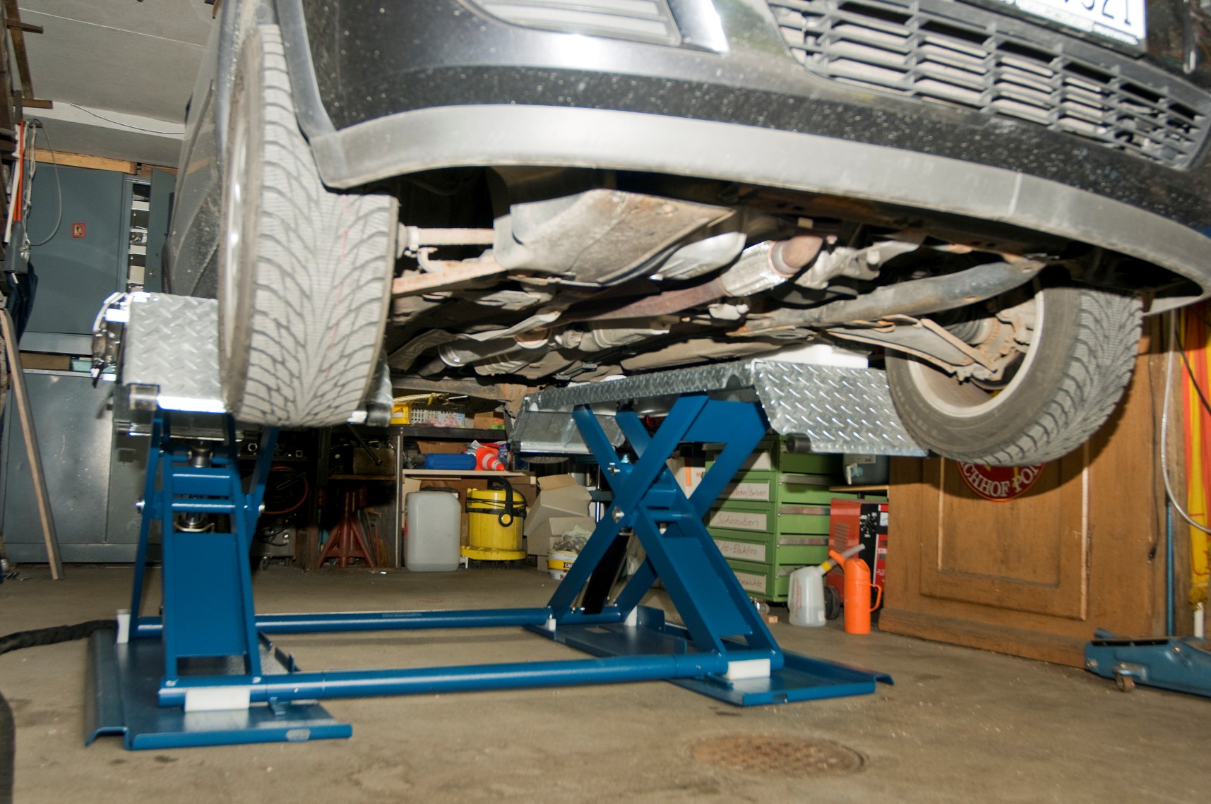 Garage mit Fahrzeug auf dem Lift
